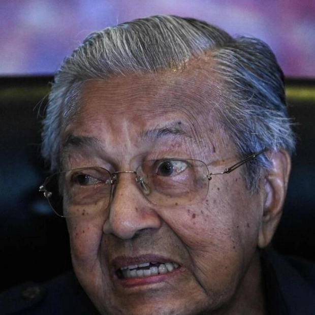 Mahathir Denies Betrayal Allegations in Press Conference