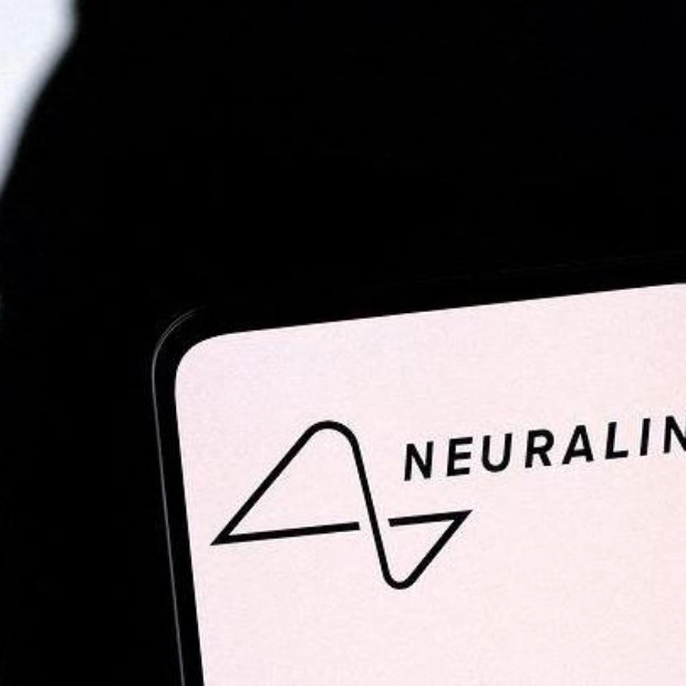 Нолан Арбо: Первый человек с Neuralink изучает языки с помощью чипа