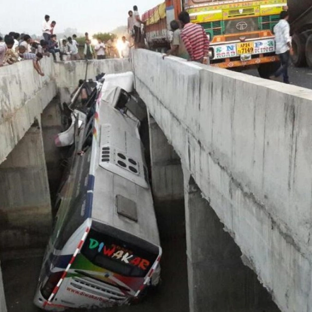 Five Killed as Bus Plunges into Ditch in Jacobabad