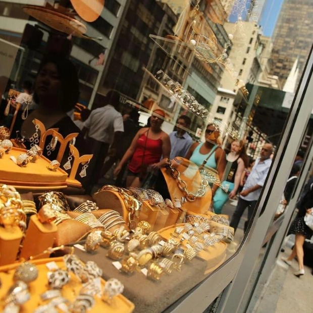 Gold Prices in Dubai Drop as Global Markets React to Fed Rate Cut Expectations