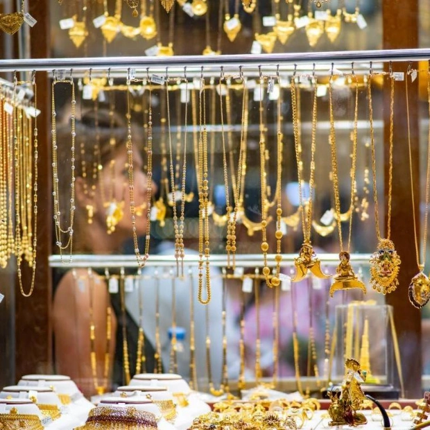 UAE Gold Prices Continue to Fall Amid Strong Dollar Sentiment