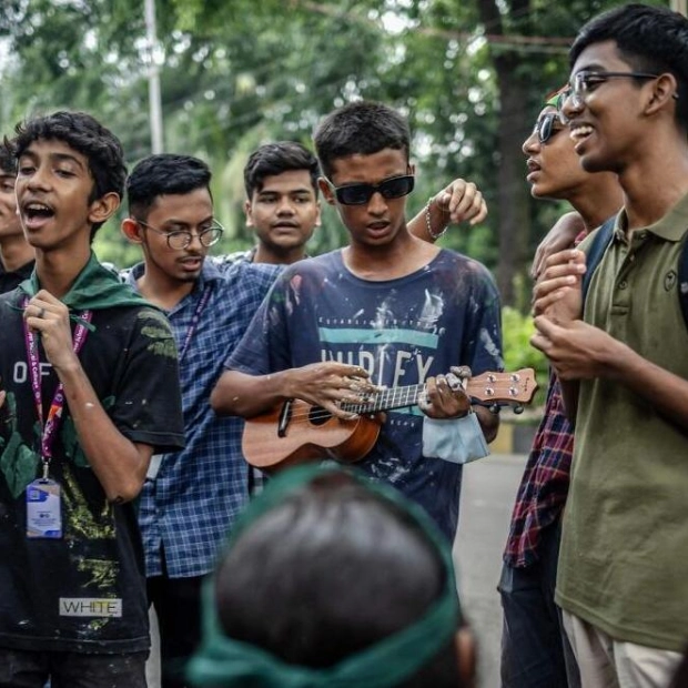 Students Manage Traffic in Dhaka Amid Political Turmoil