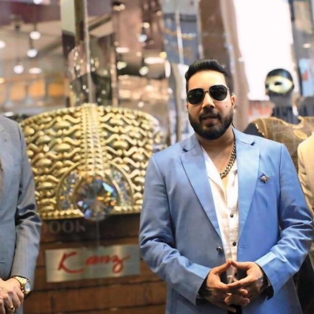 Mika Singh Shines at Kanz Jewels in Dubai’s Gold Souq