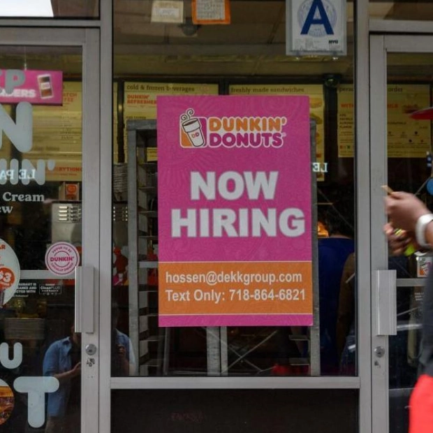 US Unemployment Claims Rise Slightly, Labor Market Cooling Gradually