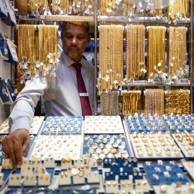 Gold Prices Drop at Market Opening, Losing Half a Dirham