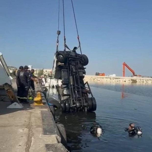 Dubai Divers Recover Cargo Vehicle from Seabed