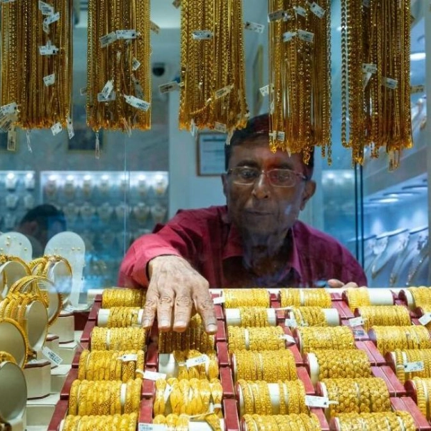 Gold Prices Dip Slightly in UAE Markets Amid Global Fluctuations