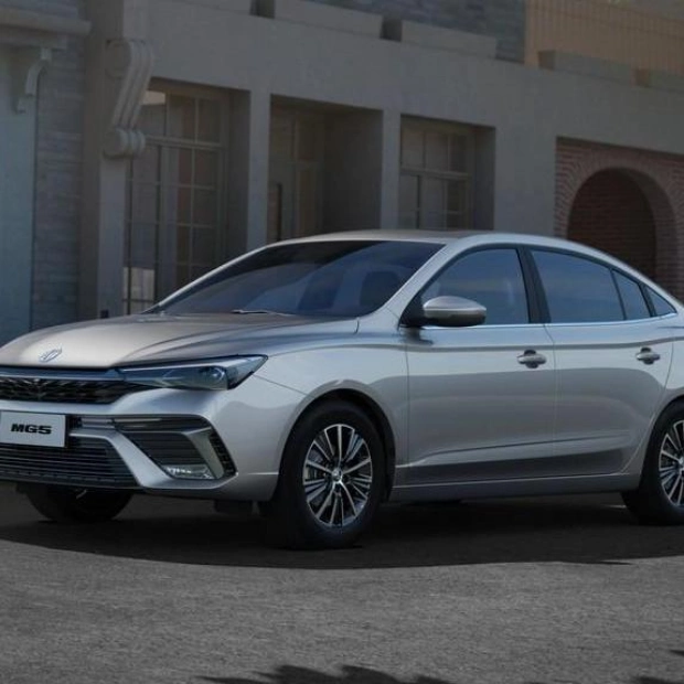 Два седана MG 5: оригинал и клон Roewe i5