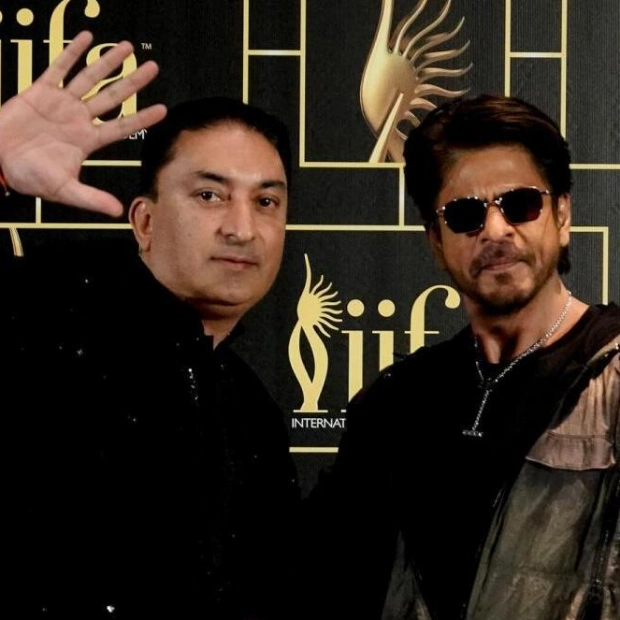 Sheeraz Hasan Connects with Shah Rukh Khan at IIFA Awards