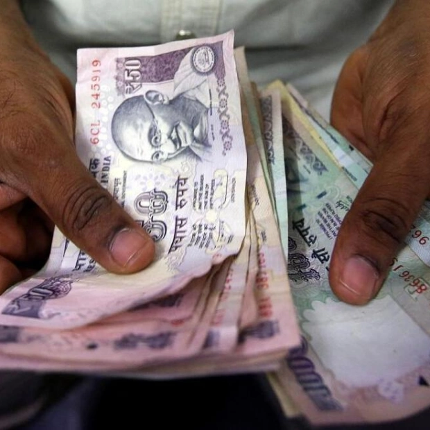 Indian Rupee Slightly Weakens, Supported by State-Run Banks