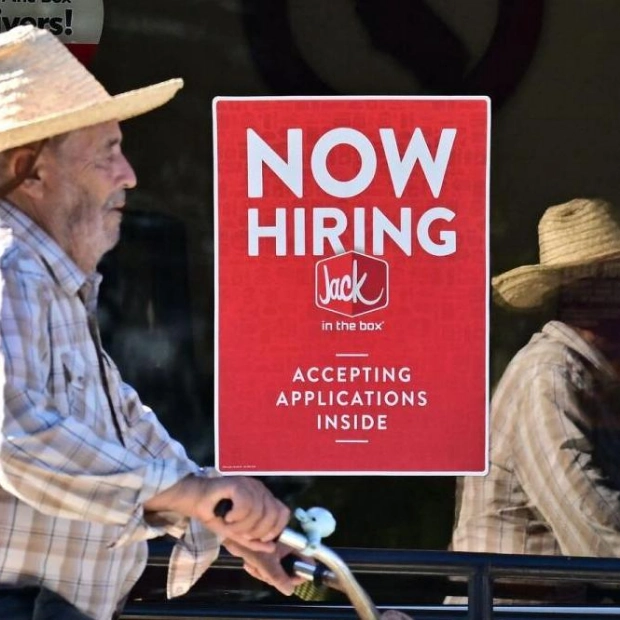 US Unemployment Claims Rise Marginally as Labor Market Slows