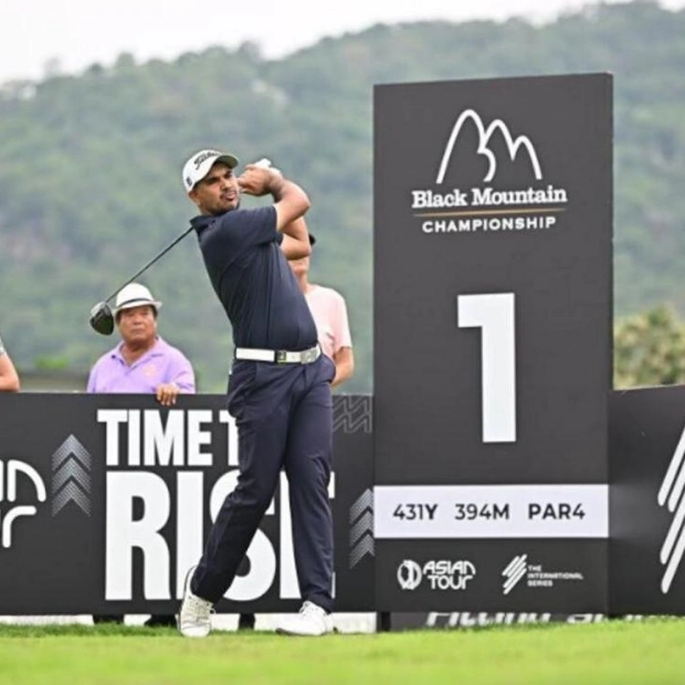 Gaganjeet Bhullar Leads in Thailand Amid Rainy Conditions