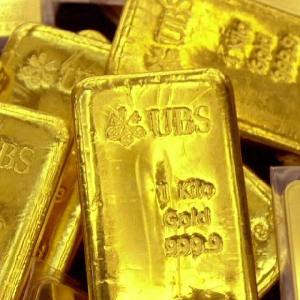 Gold Prices Moderate After Briefly Surpassing $2,500 Mark