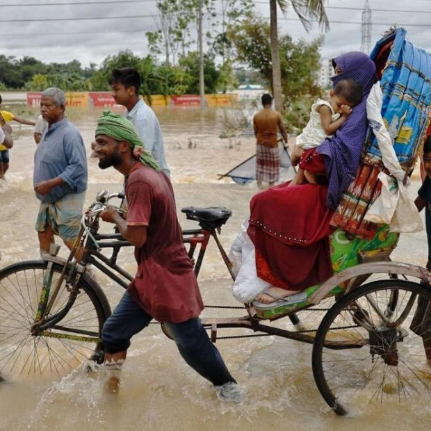 Bangladesh Floodwaters Recede, 300,000 Still in Shelters