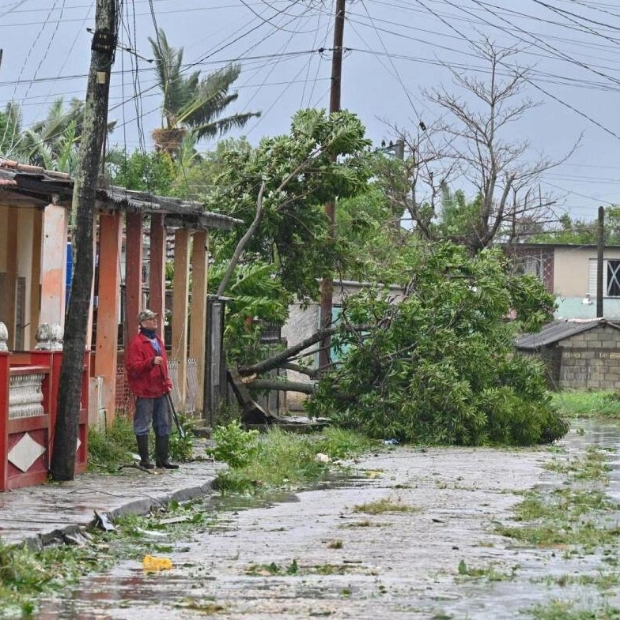 Hurricane Rafael Batters Cuba, Leaving Island in Darkness