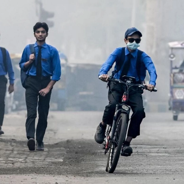 Pakistan Closes Schools Due to Severe Smog