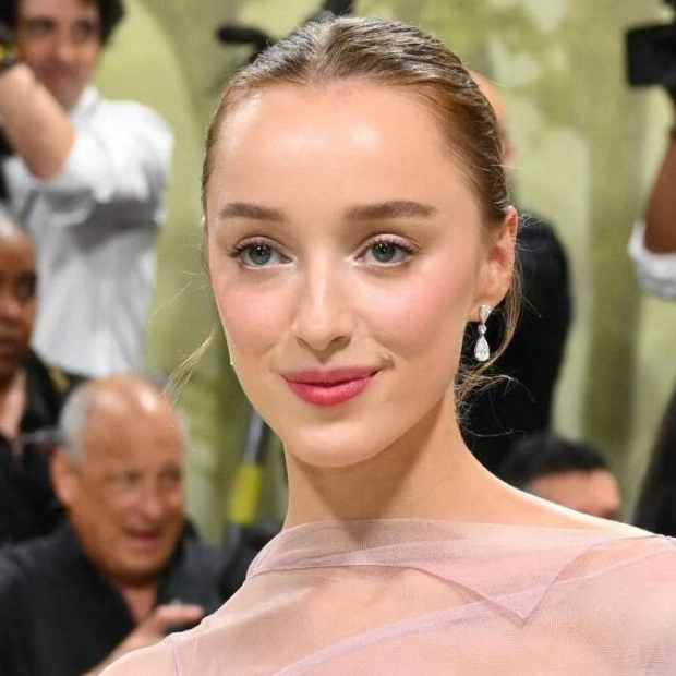 Phoebe Dynevor Joins Zac Efron in Celebrity Thriller 'Famous'