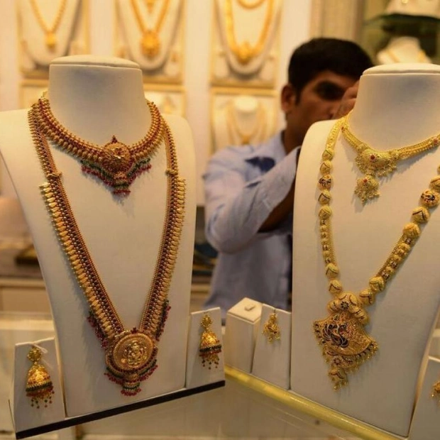 Gold Prices Drop in Dubai, Global Outlook Mixed