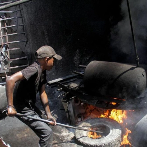 Palestinians in Gaza Turn to Burning Plastic Waste Amid Fuel Shortage