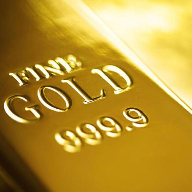 Gold Prices Dip as Dollar Strengthens; Market Awaits Economic Data