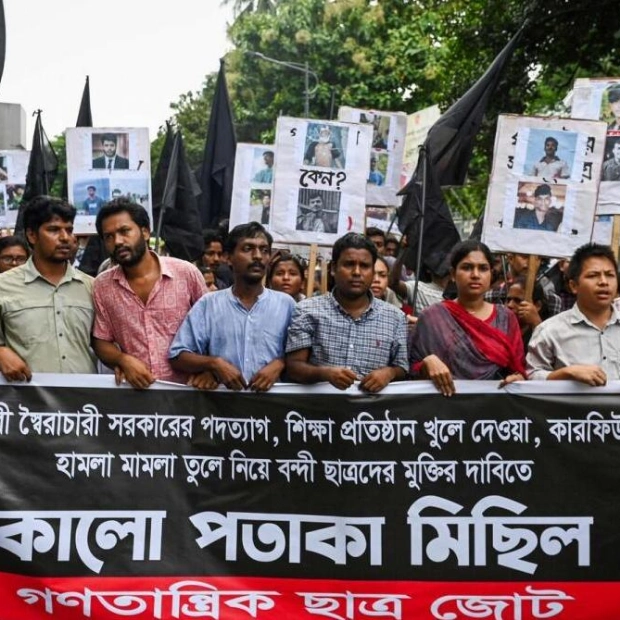 Bangladeshi Students Protest as Government Ignores Ultimatum