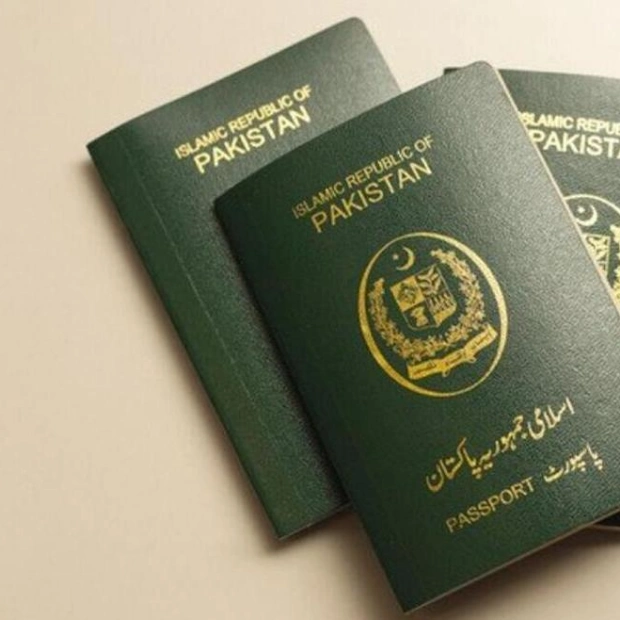 Pakistanis in UAE Urged to Renew Passports and IDs Online