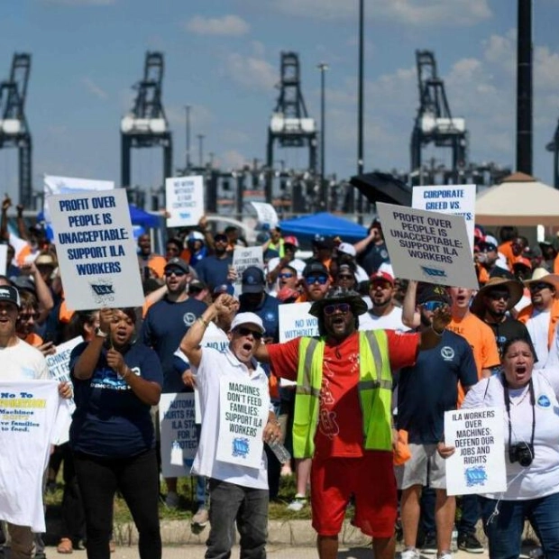 Biden Pressures US Ports to Raise Offers Amid Dockworkers' Strike