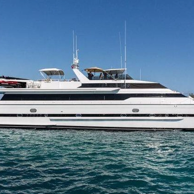 Versilcraft Motor Yacht Illusions Partially Sinks in Isla Mujeres