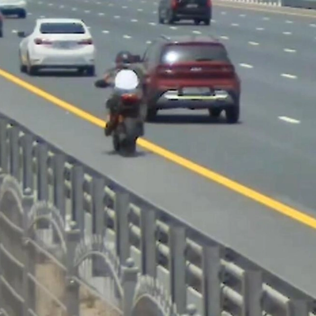 Dubai Police Fines Drivers for Overtaking on Hard Shoulder