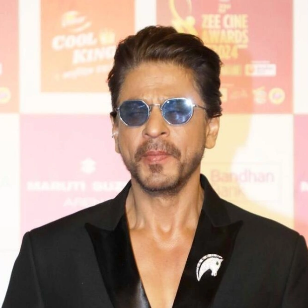 Shah Rukh Khan Heads to US for Emergency Eye Treatment