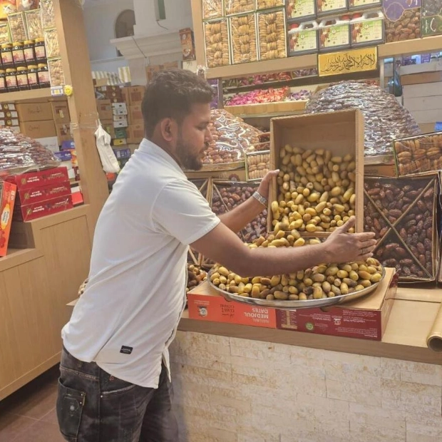 Emirati Families Celebrate First Date Harvest at Local Markets
