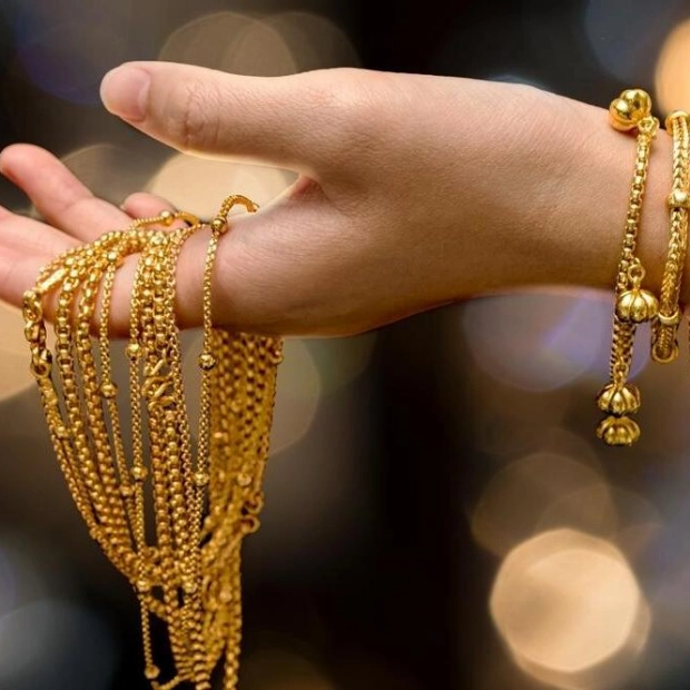 Gold Prices Dip in Dubai Market Opening Amid Market Fluctuations