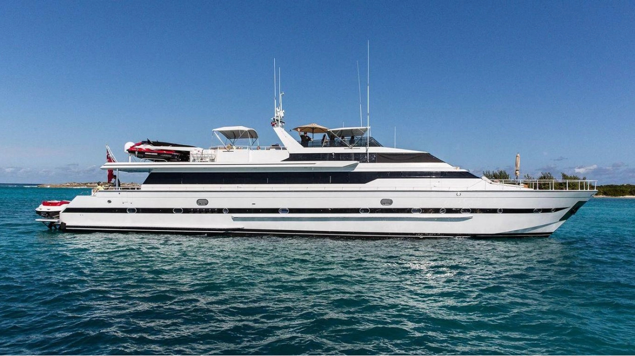 Versilcraft Yacht Illusions Partially Sinks in Isla Mujeres