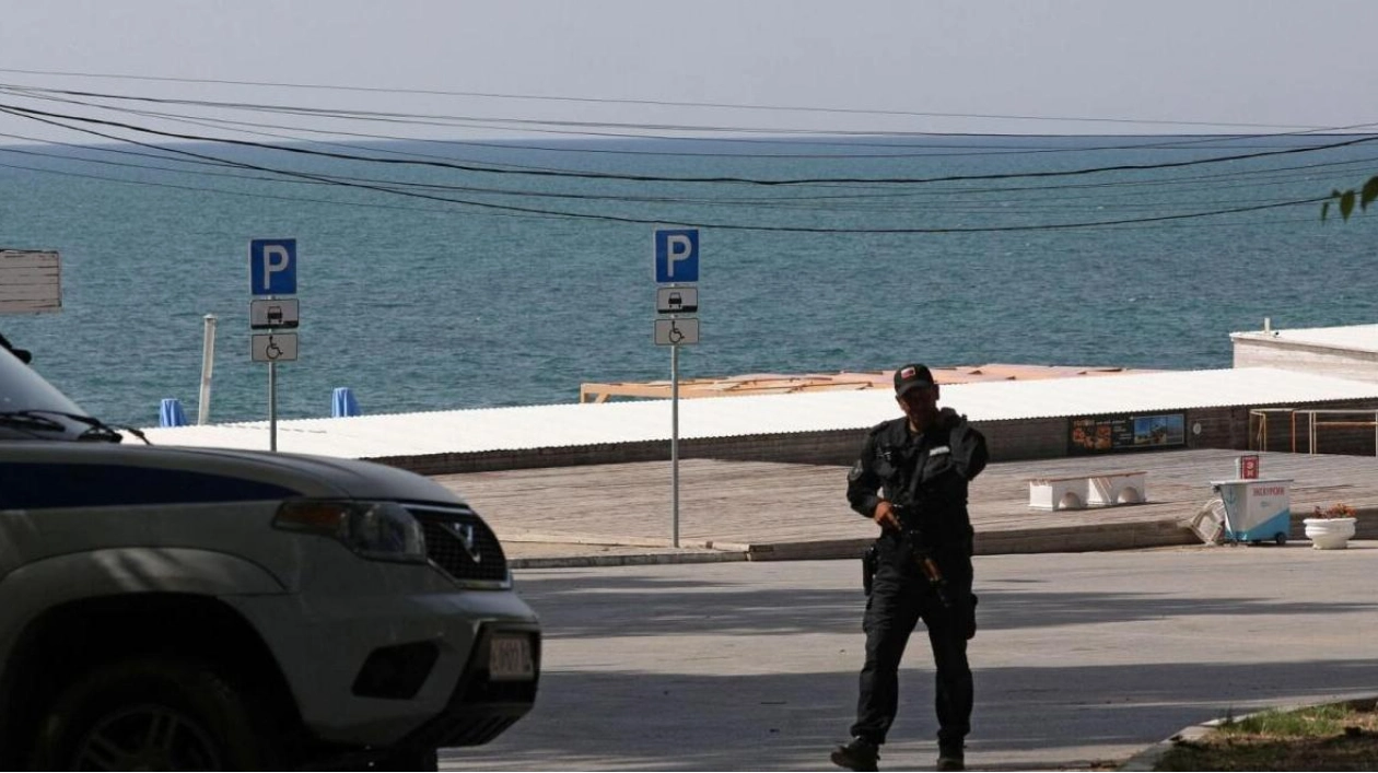 Crimean Beaches See Tourists and Bomb Shelters Amid War