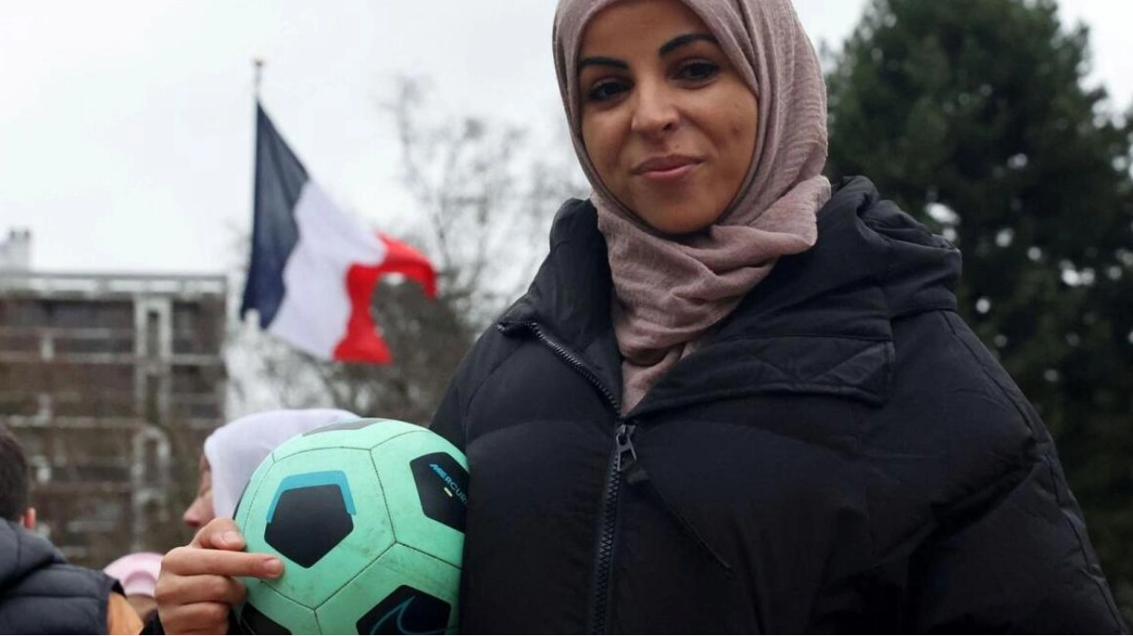 French Officials Seek Solution for Muslim Sprinter to Wear Hijab at Olympics