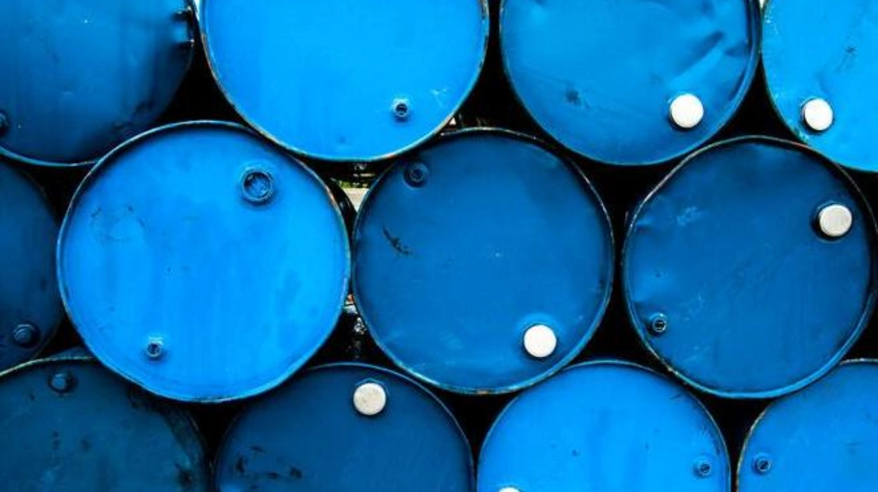 Oil Prices Edge Up Amid Supply Risks and OPEC+ Delay