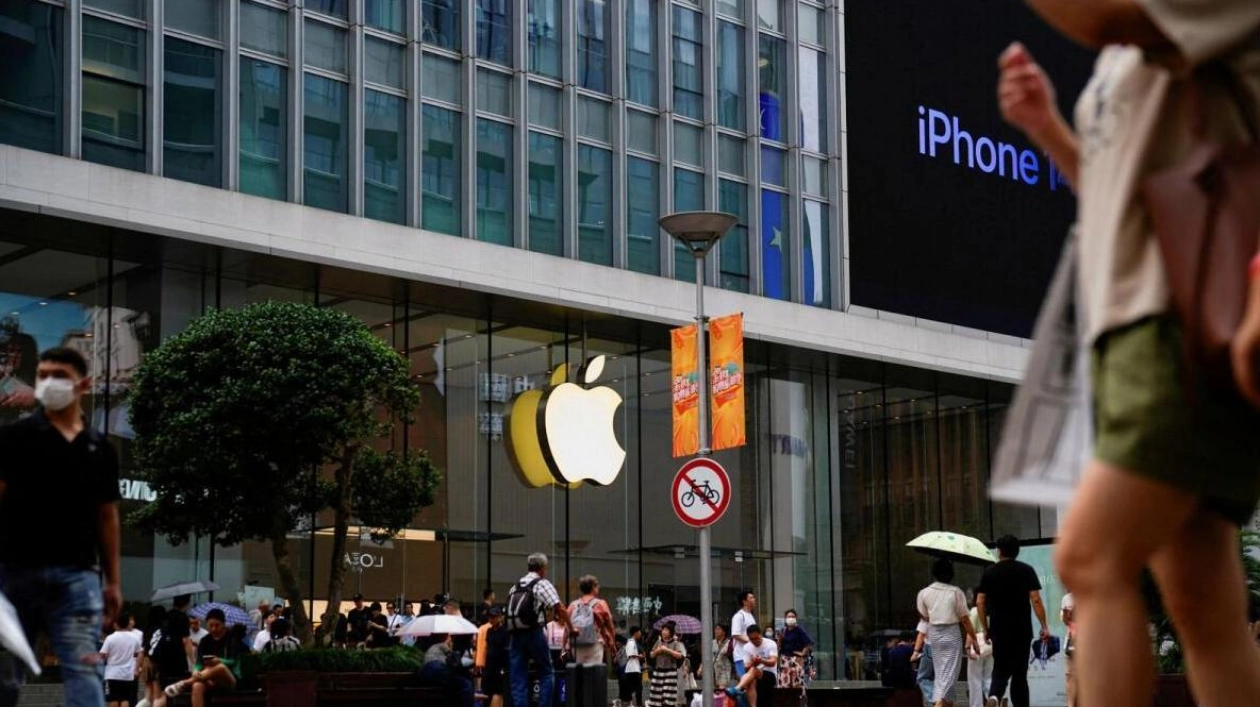 Apple's Market Share Drops in China Amidst Intense Competition