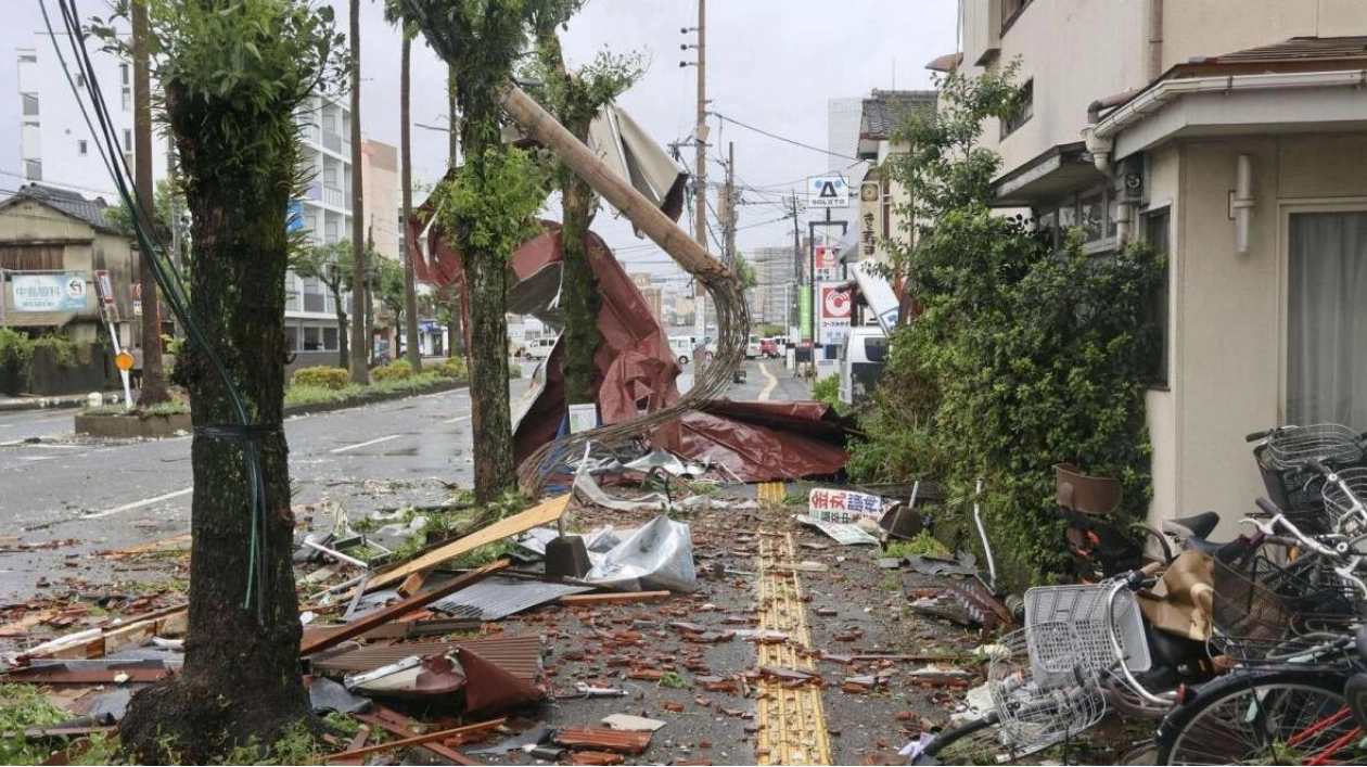 Typhoon Shanshan Batters Japan, Triggering Widespread Disruptions