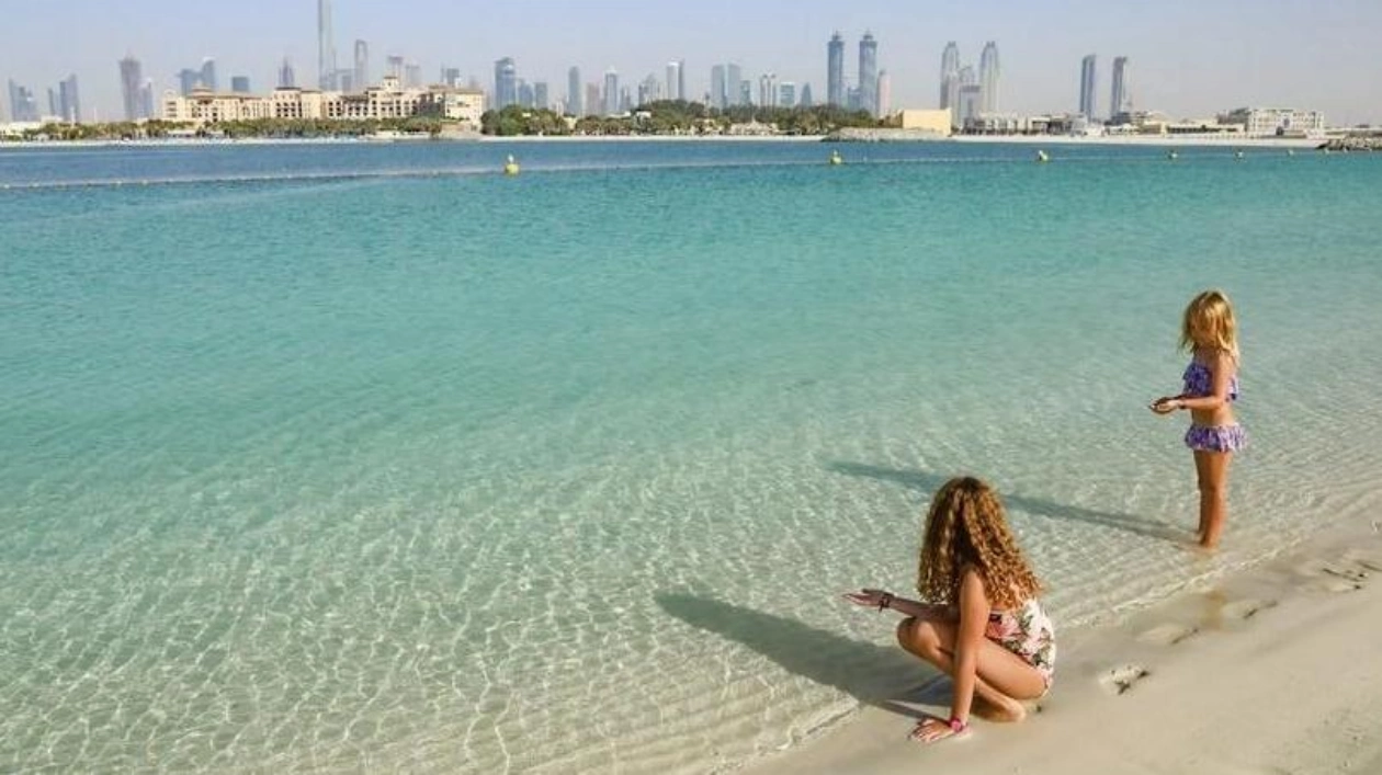 Дубай ограничивает доступ к пляжам для семей во время праздника