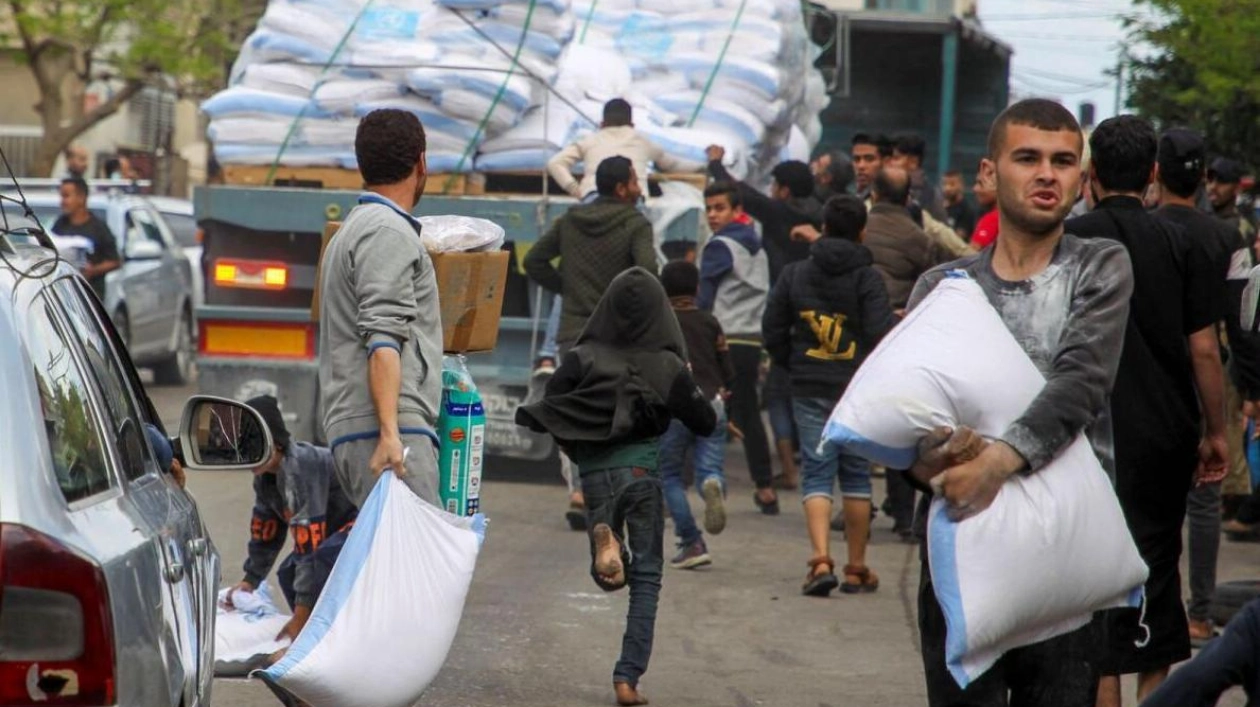 Mass Exodus from Rafah: Palestinians Flee Amidst Israeli Assaults