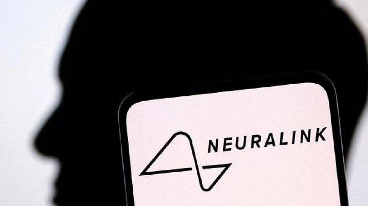 Нолан Арбо: Первый человек с имплантом Neuralink изучает языки