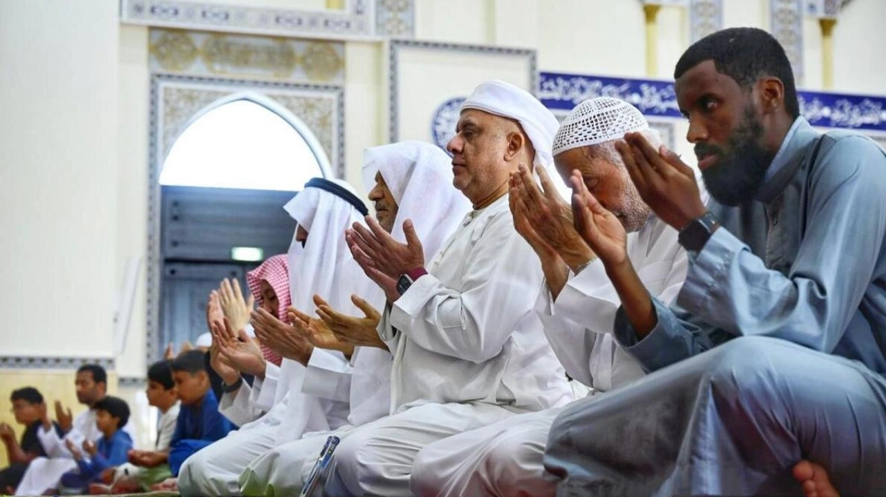 Muslims in UAE Pray for Rain and Blessings