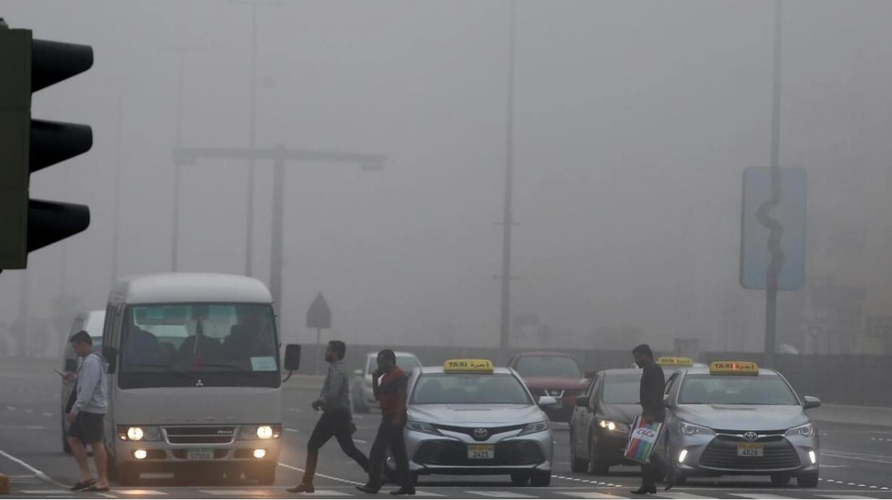 UAE Under Red and Yellow Alerts Due to Low Visibility and Fog