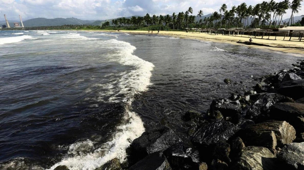 Oil Spill Impacts Beaches and Fishing in Venezuela's Northwestern Coast