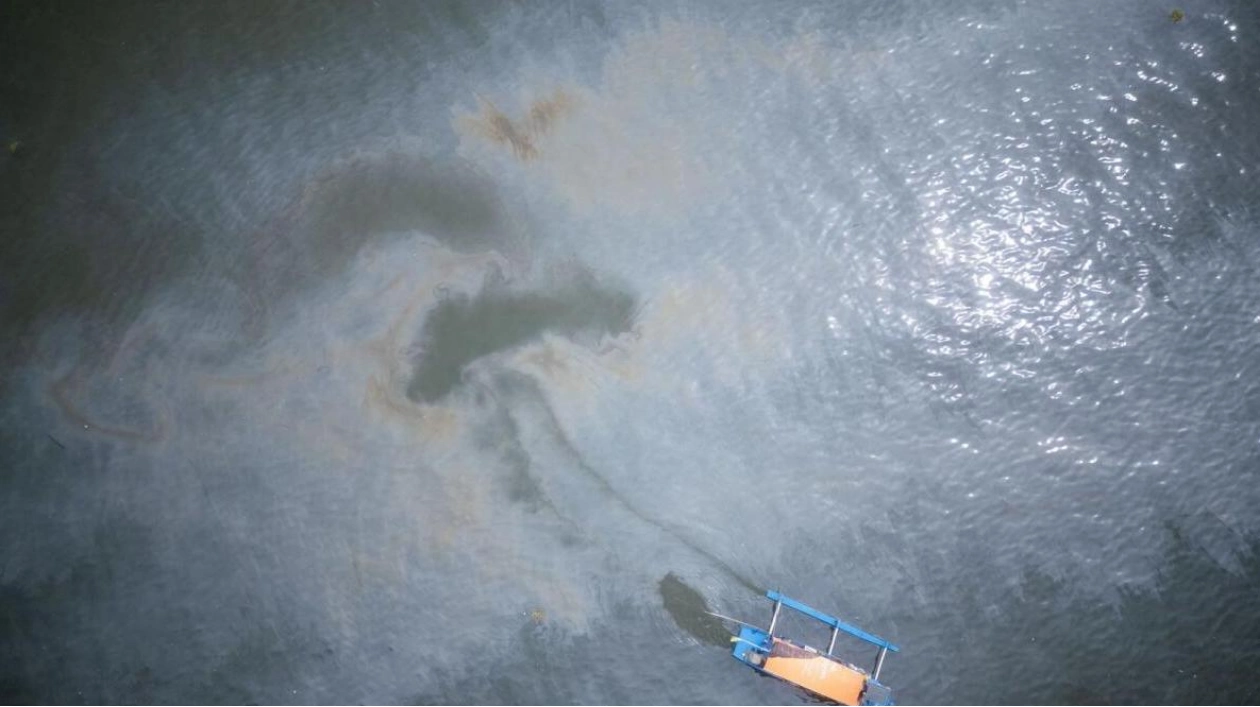 Oil Spill from Capsized Tanker Threatens Philippine Fishermen