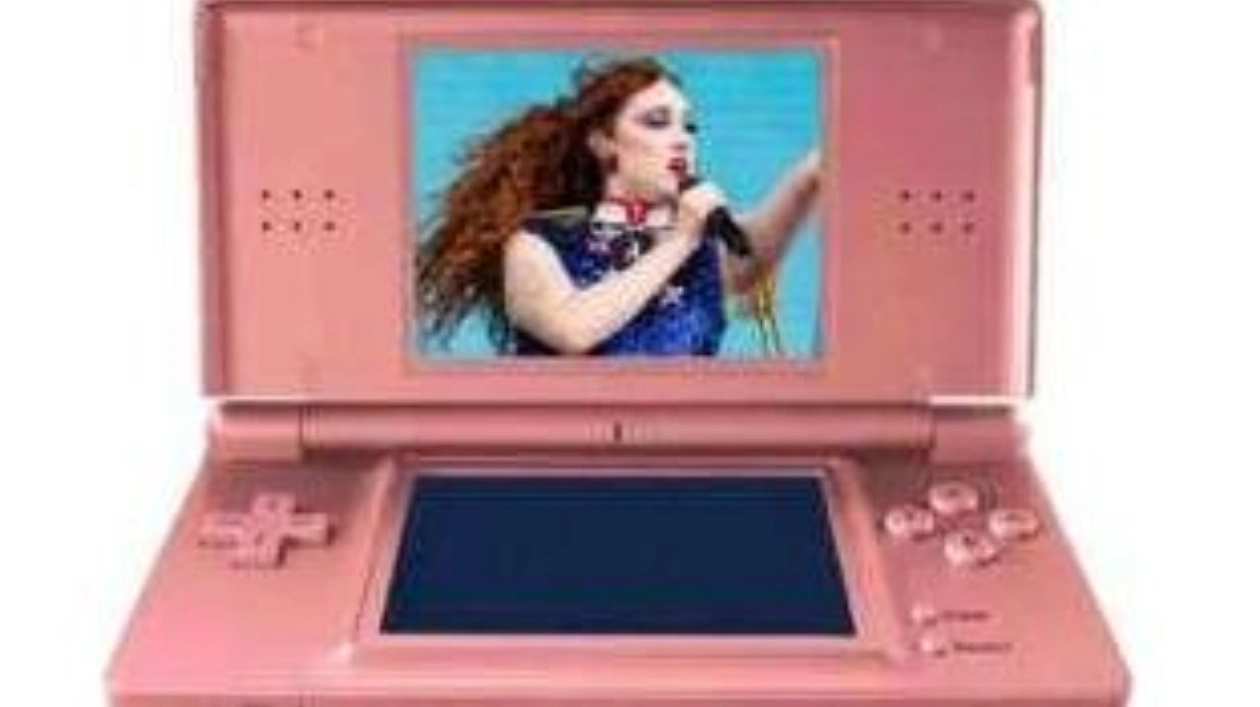 Chappell Roan Encourages Fan Using Nintendo DS at Concert