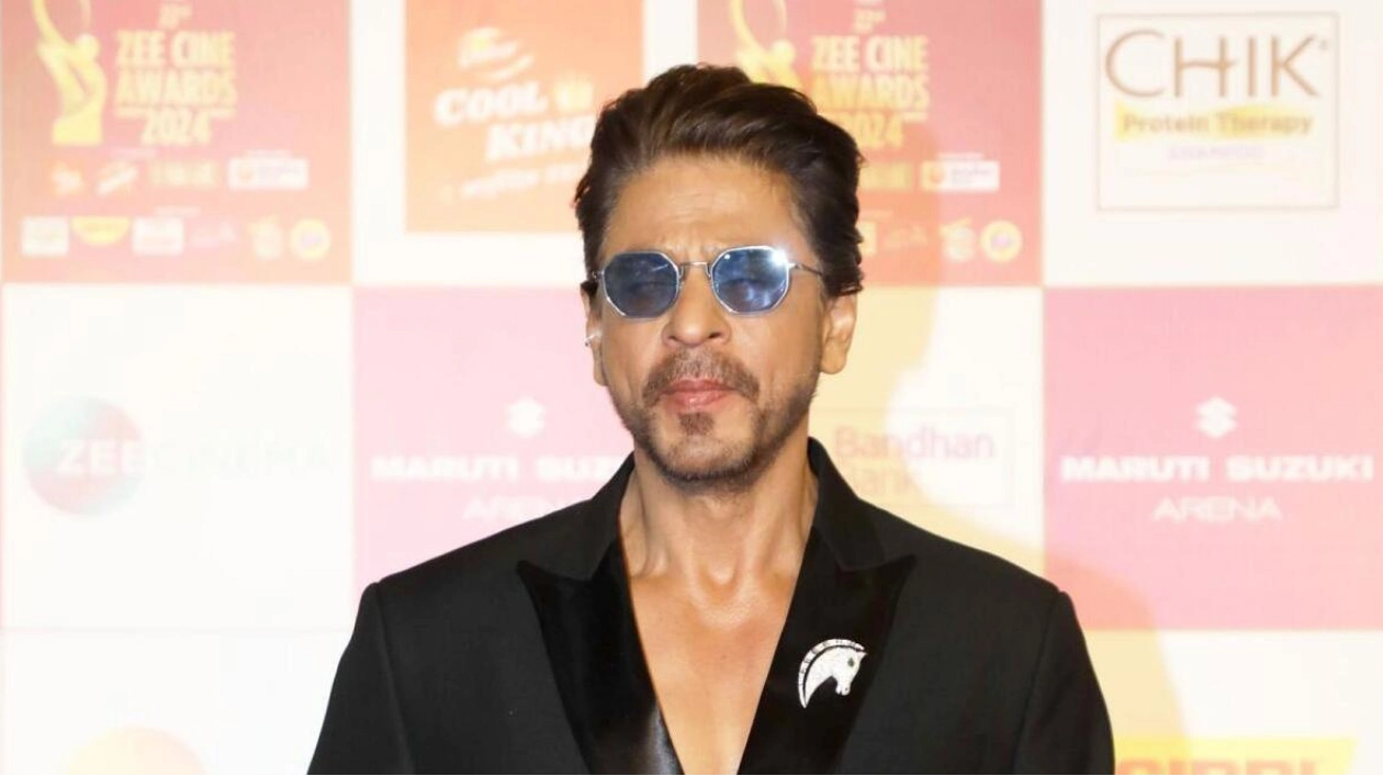 Shah Rukh Khan Heads to US for Emergency Eye Treatment