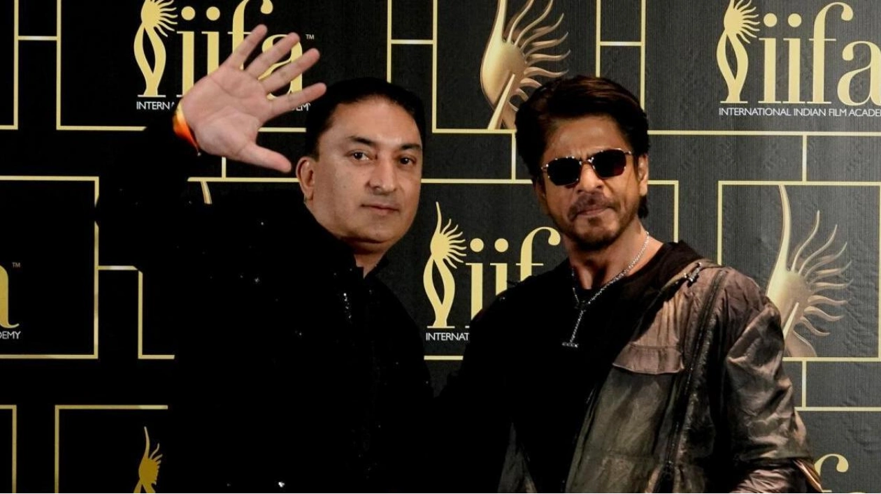 Sheeraz Hasan Connects with Shah Rukh Khan at IIFA Awards