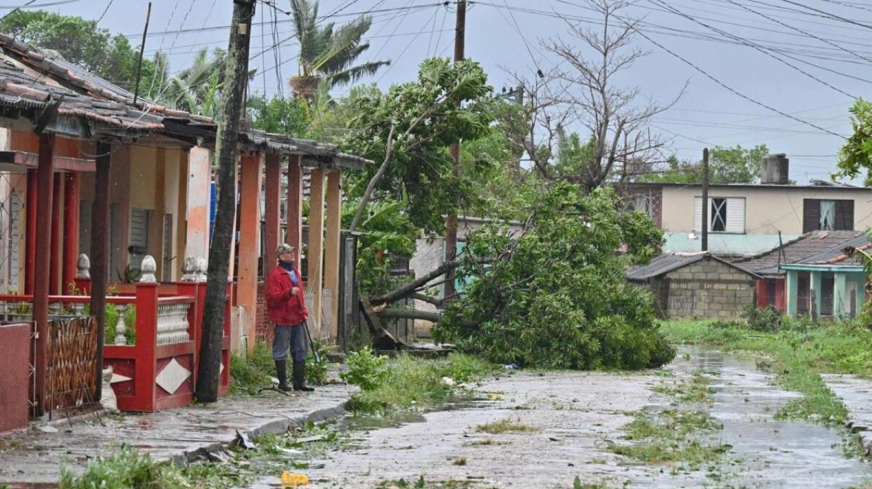 Hurricane Rafael Batters Cuba, Leaving Island in Darkness