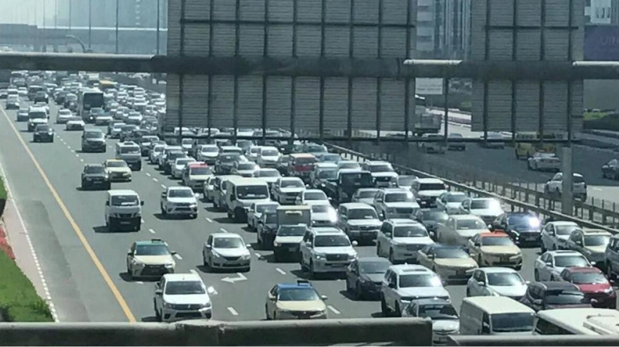 Dubai Police Alert Motorists of Accident on Sheikh Zayed Road